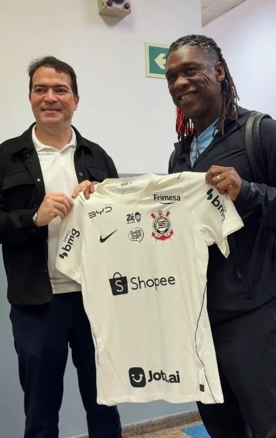 Seedorf chega ao Corinthians com missão de recuperar o ambiente interno e evitar rebaixamento