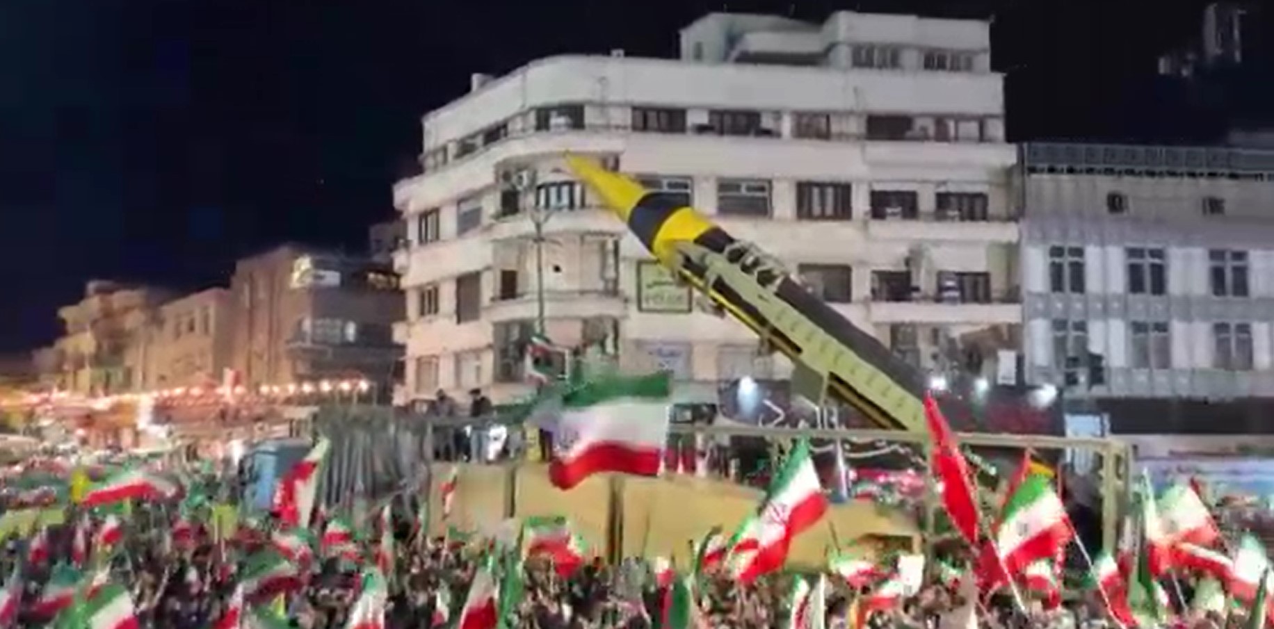 VÍDEO: Irã exibe mísseis balísticos em desfile militar no centro de Teerã