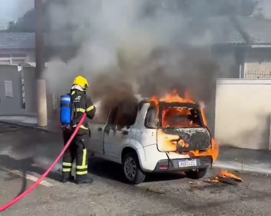 Veículo em chamas mobiliza equipes em Coqueiros, em Florianópolis