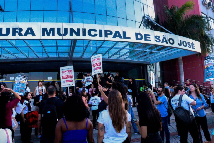Servidores de São José aprovam greve por tempo indeterminado