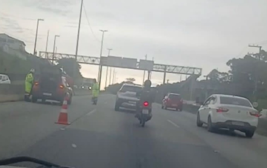 Veículo com problema mecânico causa lentidão na BR-101 em São José