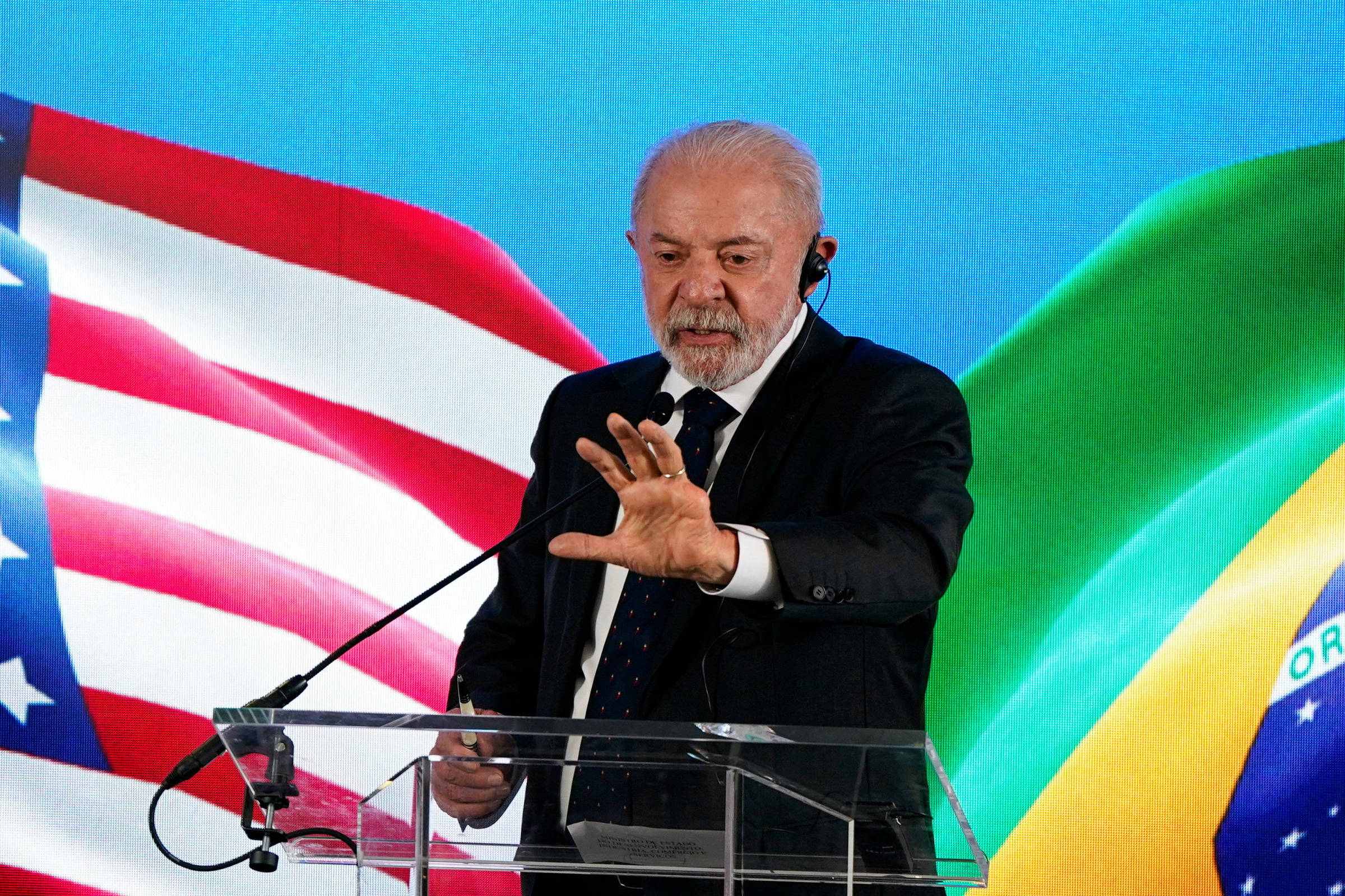 Lula diz que pretendia entregar foto de Trump com ex-presidente do Corinthians, mas esqueceu