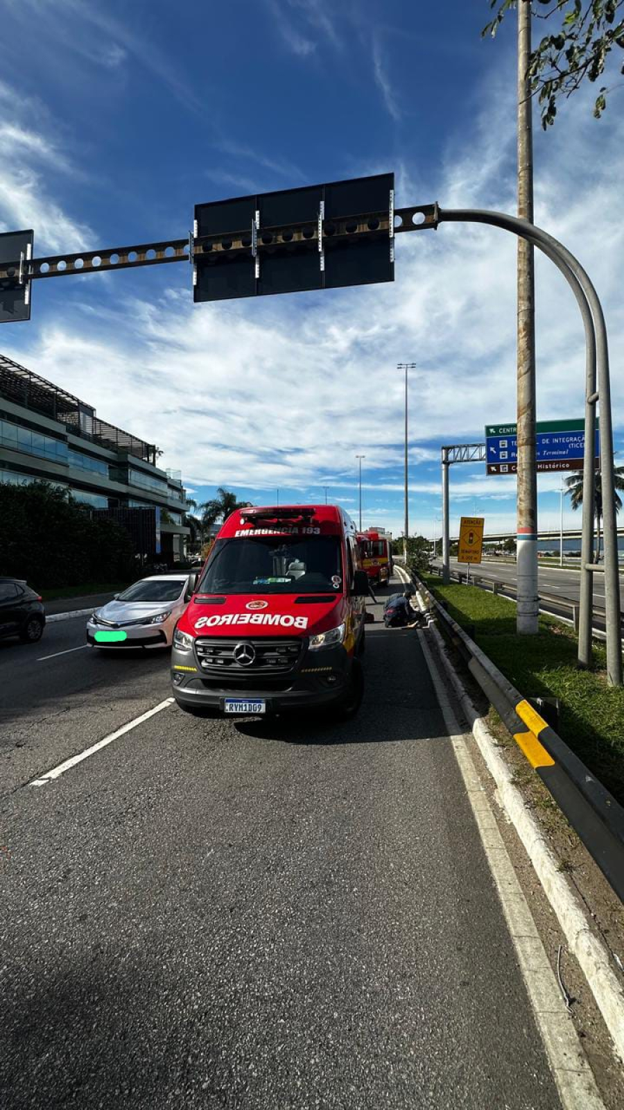 Motociclista e passageiro ficam feridos após acidente em Florianópolis