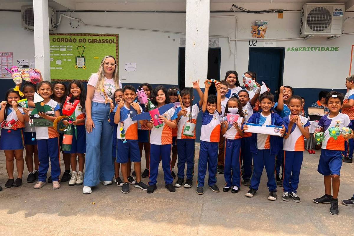 Escolas criam moedas para ensinar educação financeira e estimular alunos