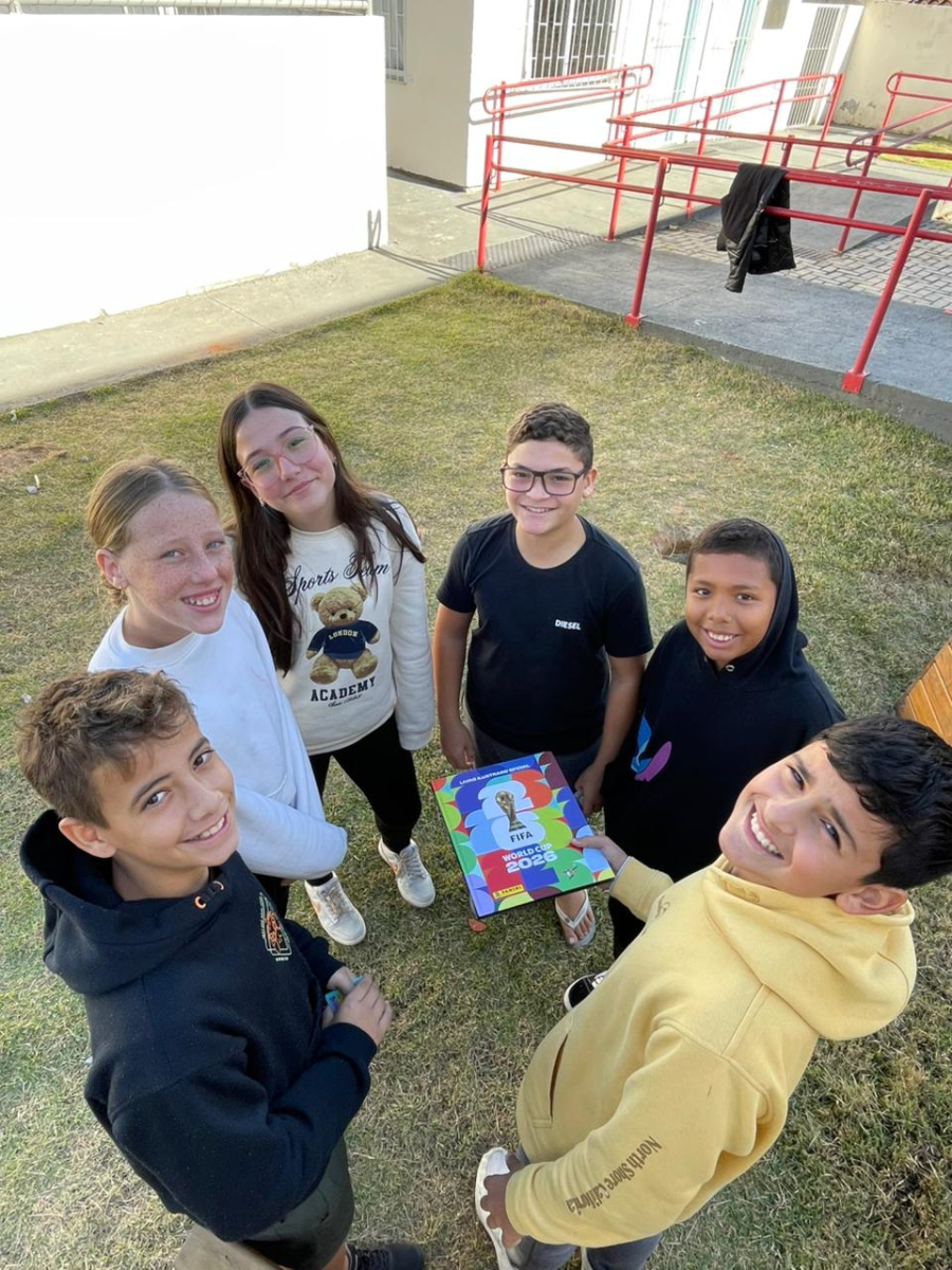 Álbum da Copa de 2026 promove inclusão e integração entre estudantes em Florianópolis