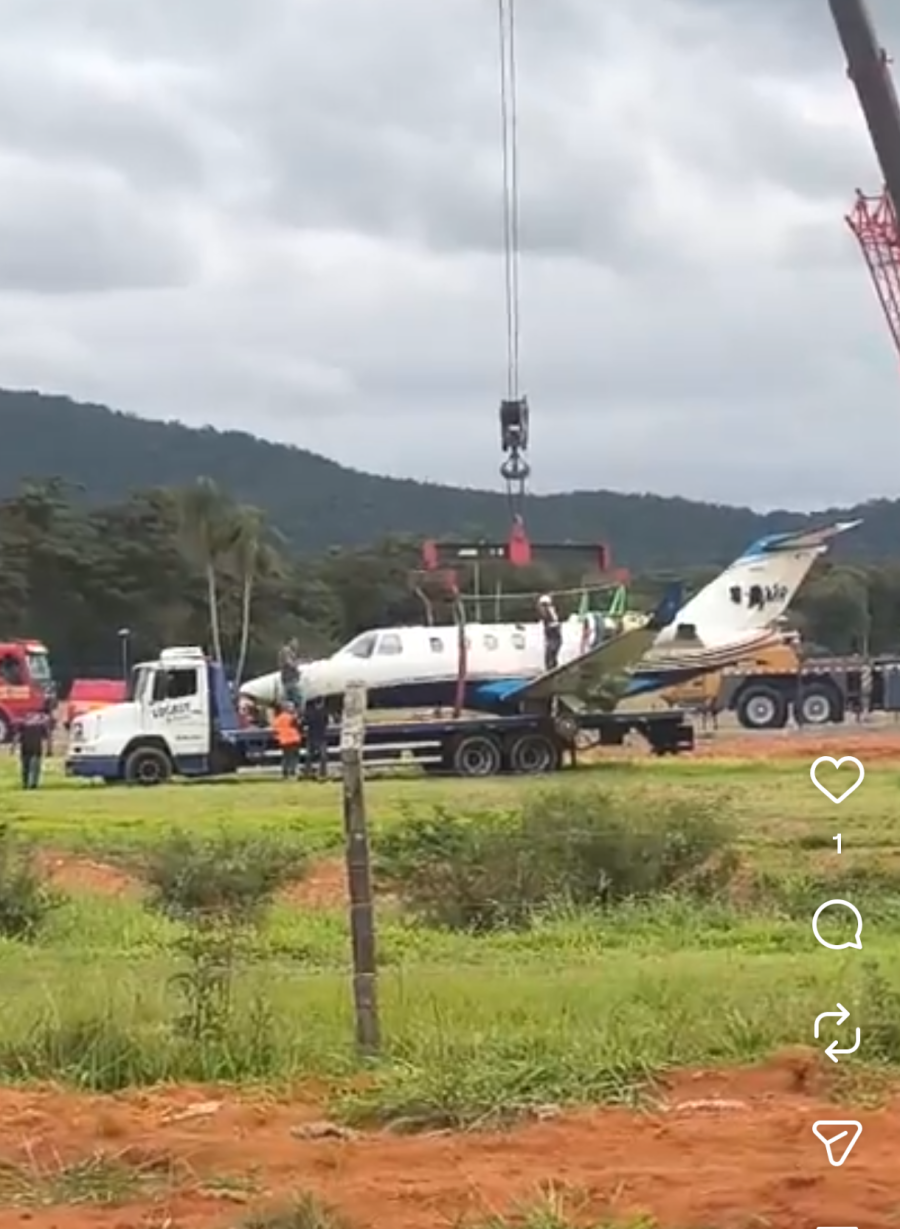 Aeronave é removida do Aeroclube de São José após saída de pista