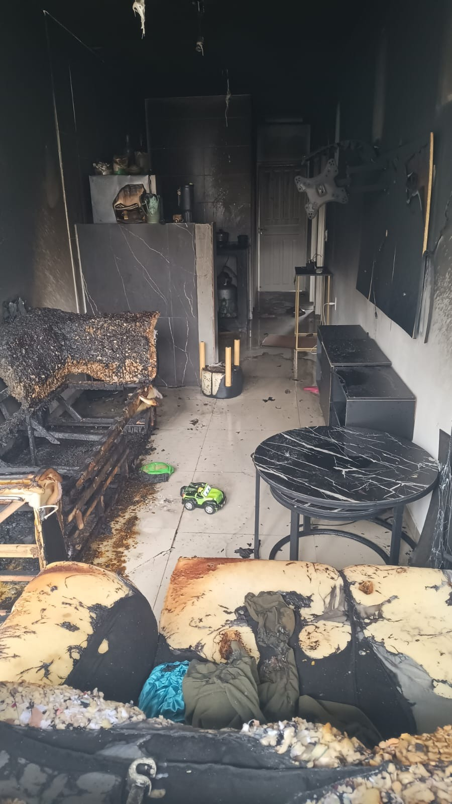 Incêndio em residência mobiliza bombeiros e deixa três pessoas feridas em Palhoça