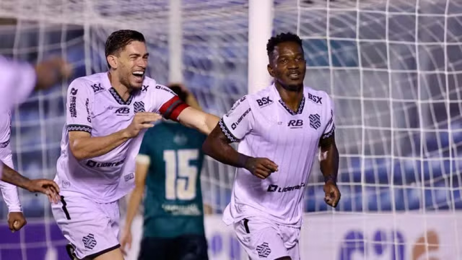 Com golaço de bicicleta nos acréscimos, Figueirense vira sobre o Floresta e conquista vitória heroica na Série C