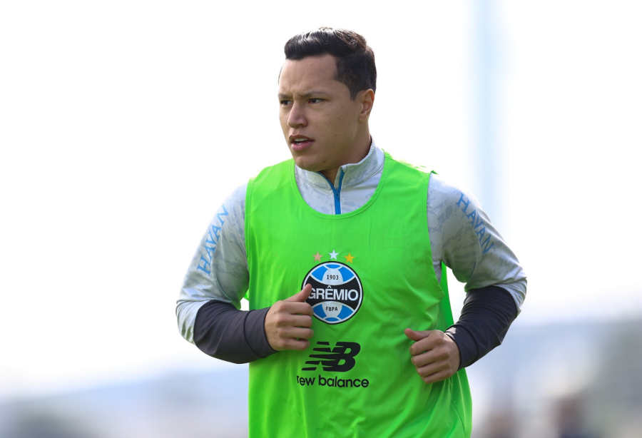 Marlon volta aos trabalhos de campo e anima torcida do Grêmio