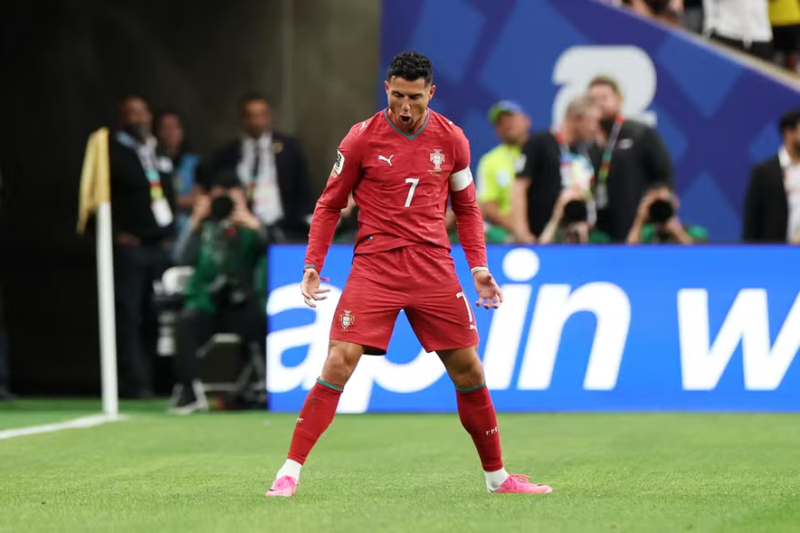 Cristiano Ronaldo marca, supera Messi e faz história na Copa do Mundo