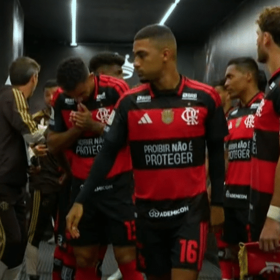Flamengo protesta contra veto às bets com mensagem na camisa durante jogo contra o Santos